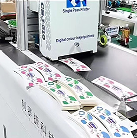 3. Impression : Des graphistes professionnels créeront pour vous le motif et le logo ; le choix des couleurs peut aller de une à six.