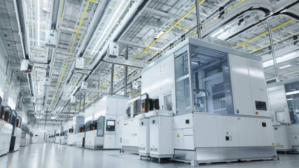 Uvnitř Bright Advanced Semiconductor Production Fab Čistá místnost s pracovním horním systémem přenosu destiček