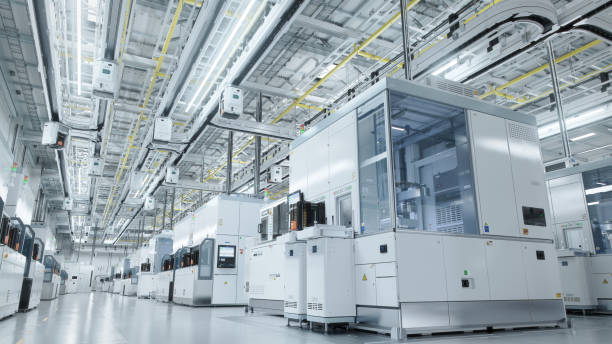 Binne Bright Advanced Semiconductor Production Fab Cleanroom met werkende oorhoofse wafer-oordragstelsel