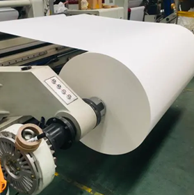 1. Lamination : application d'une couche barrière à base d'eau sur la surface des gobelets en papier pour empêcher la pénétration de liquide et les fuites.
