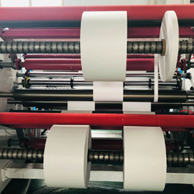 2. Découpe : À l'aide d'une machine à découper, découpez le bon papier en rectangles de papier (pour les parois des gobelets en papier) et en rouleaux de papier (pour le fond des gobelets en papier).