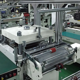 4. Découpe à l'emporte-pièce : Découpez le papier imprimé en morceaux en forme d'éventail pour les gobelets en papier à l'aide d'une machine de découpe à l'emporte-pièce.